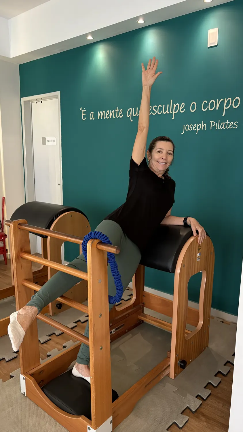 Aluna praticando Pilates na cadeira