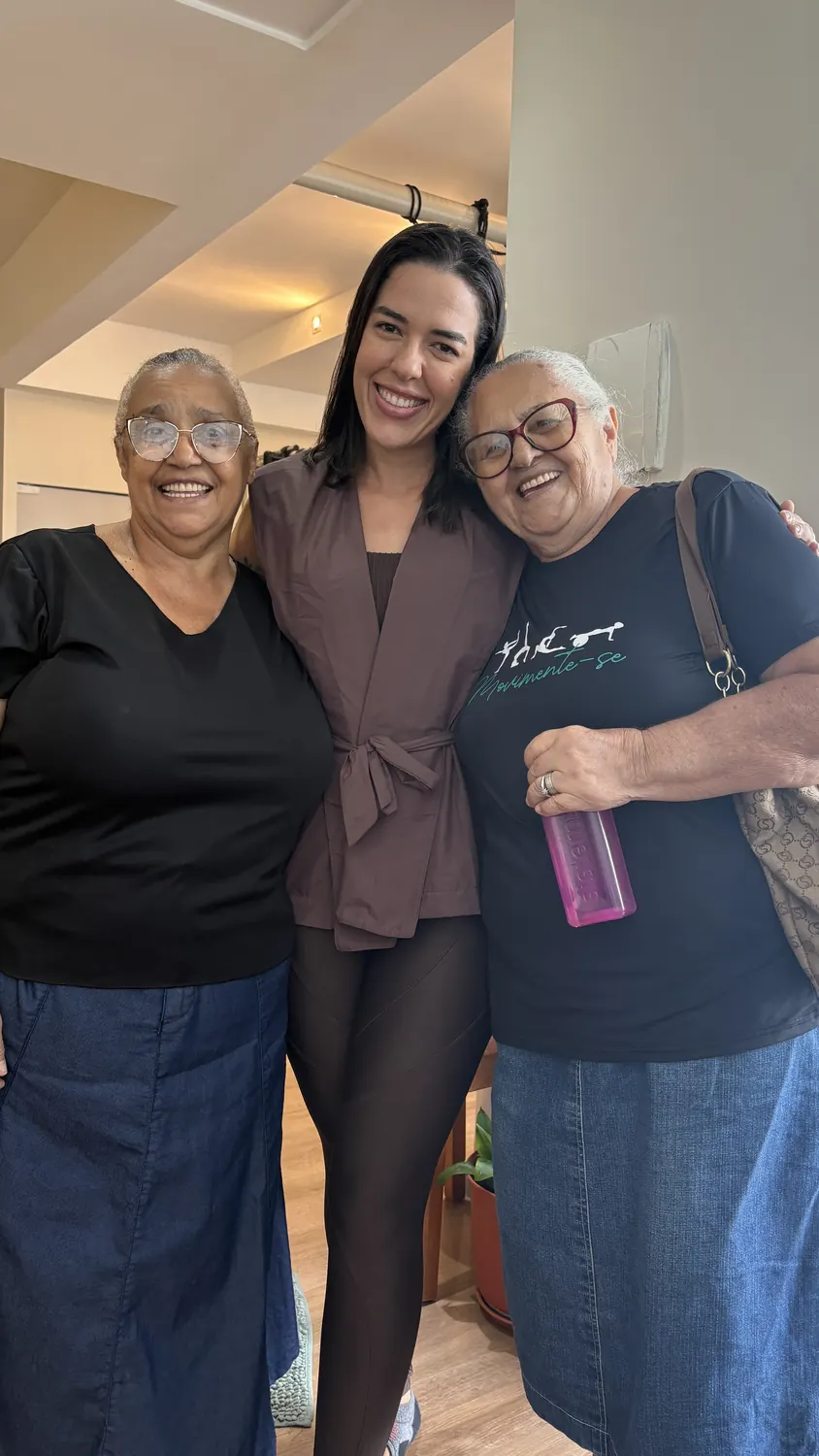Luana com alunas sorrindo na PONO