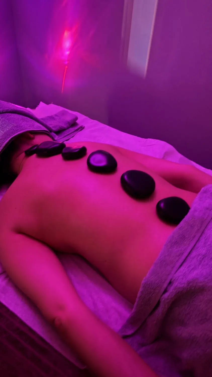 Massagem relaxante com pedras aquecidas